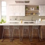 Bucătărie modernă cu insulă, finisaje din lemn cald și scaune metalice, ideală pentru un design interior scandinav.